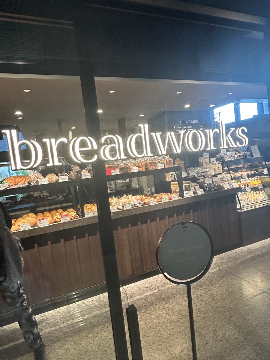 EMIKO55367044's tweet photo. 東京のベーカリー #breadworks 京都にオープン
カフェ併設
#京都 には行列のできるパン屋さん数多あるし
レベル高いよー 勝算あるか⁉️
焼きたてクロワッサン🥐購入
まずまずのお味でした😅
🇯🇵持株⤴️
🇺🇸持株⤴️
増配企業多いネ👏
🇺🇸VS🇨🇳会談 大注目👀
#高配当株 https://t.co/sSEFuOjDLp