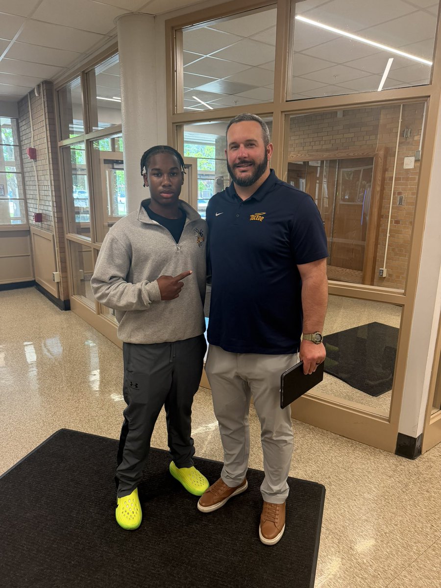 JrPhillip19269's tweet photo. Thank you so much @BrianFolkerts for visiting today I really appreciate the love!!!!!
@ToledoFB @coach_mjacobs @CoachReisert @CHSJacketFB @1_McKay_2 @PTP_Sports @blts_network https://t.co/1bBWyb6f6y