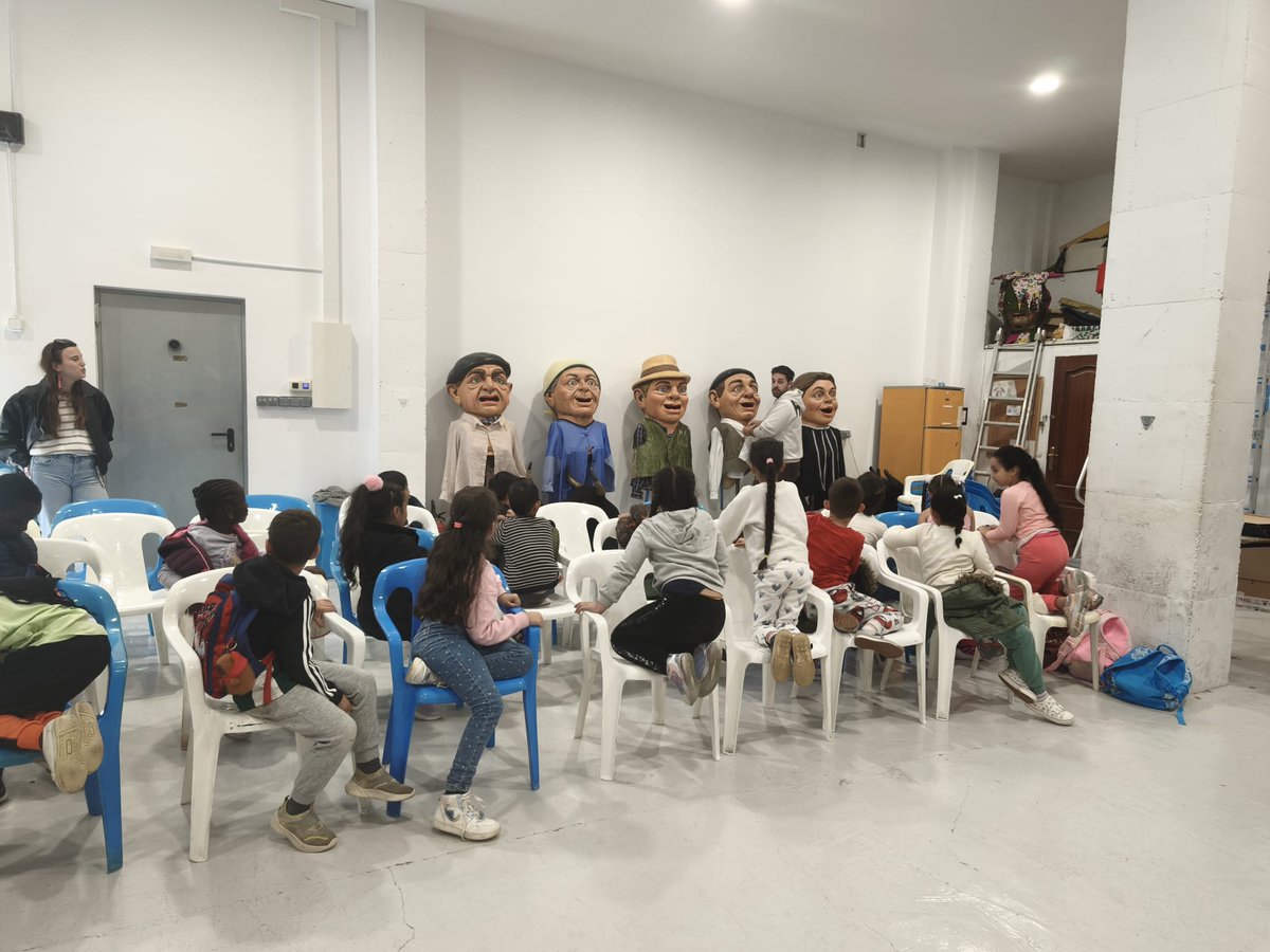comparsabaranai's tweet photo. Como cada año por estas fechas, recibimos en nuestro local a l@s alumn@s de los centros educativos de la localidad.

Hoy ha sido el turno del CP Los Sauces

Esperamos que hayáis disfrutado!!🔵⚪️ https://t.co/0K92UCIK9q