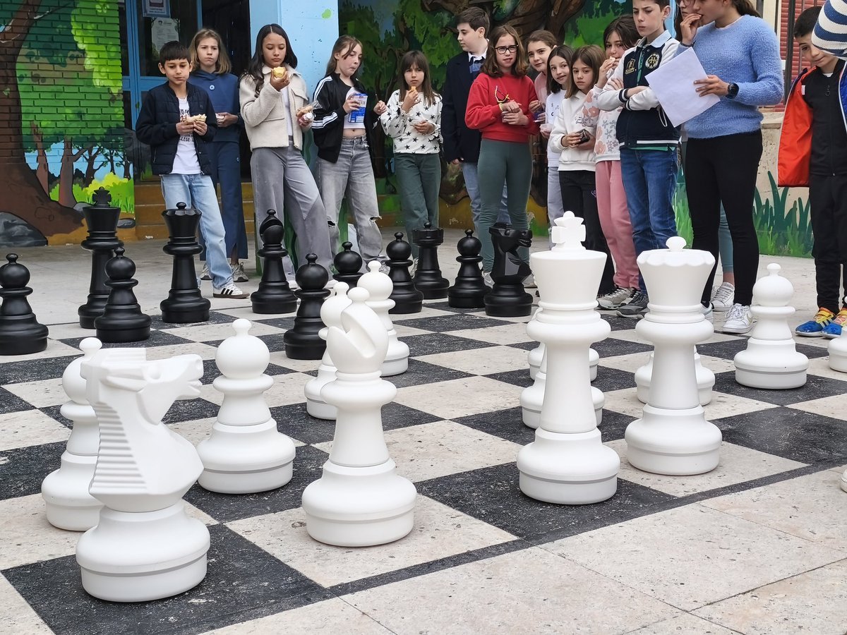 colesantaclara's tweet photo. Hoy en el @colesantaclara hemos comenzado la fase final del #TorneodeAjedrez con el estreno de las piezas de #Ajedrez #Gigante Que caras de ilusión y sorpresa en el alumnado #ProyectoDivertipatios @educacyl @AjedrezCuellar https://t.co/rHVRWK6WQg