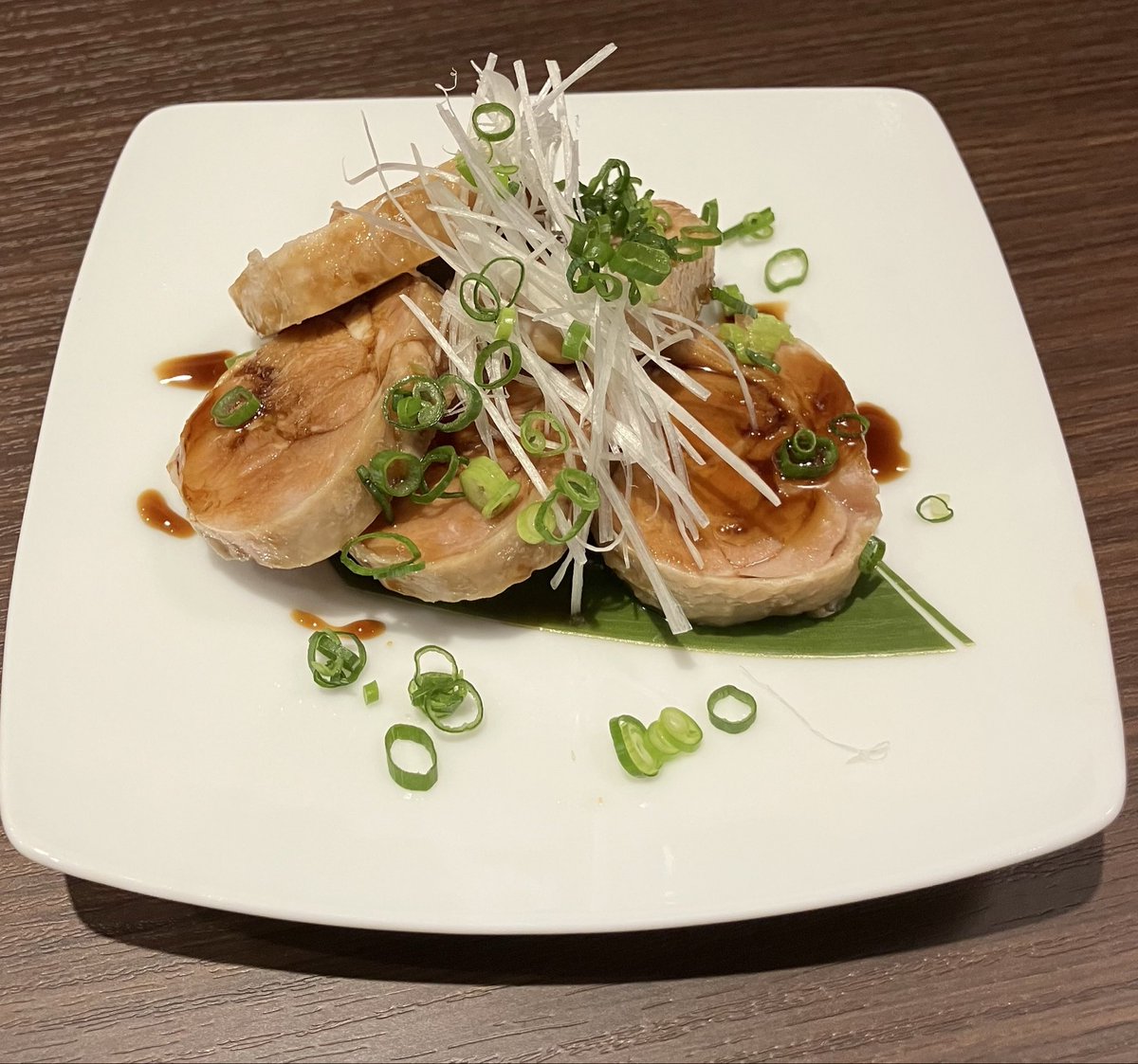 kushirokou946's tweet photo. 本日の一品
　【鶏チャーシュー】

じっくり火を入れて柔らかく仕上げた鶏チャーシュー。

香ばしいタレの旨みと、白髪ねぎの爽やかな風味が相性抜群です。

おつまみにも食事の一品にもおすすめです。

#釧路港 #居酒屋 #釧路市末広　
#鶏 #チャーシュー https://t.co/CuSn3LJajH