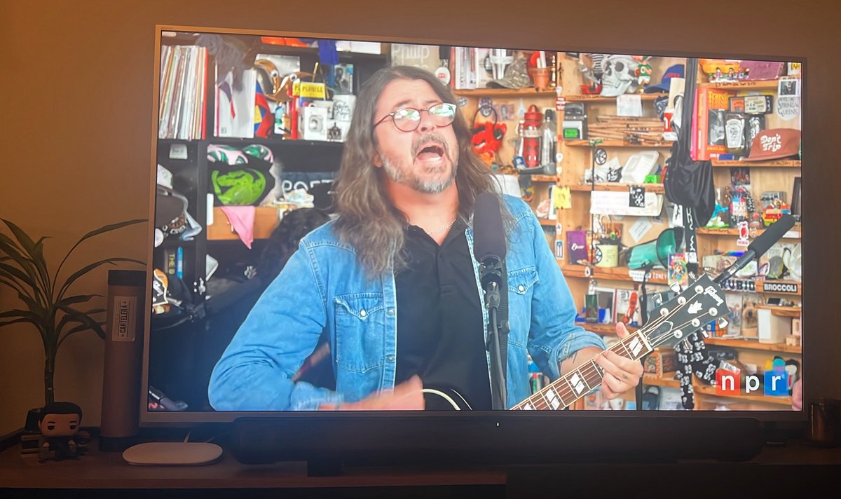 macacuenca's tweet photo. Qué locura ver a @nachoelizalde durante todo el Tiny Desk de Foo Fighters https://t.co/vmieu436kl