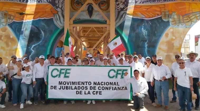 NPDeportes1's tweet photo. Jubilados de @CFEmx @CFE_Contigo continúan protestas en Hermosillo por reducción en pensiones tras reforma federal. @elreporteroson  @SUTERM_NACIONAL @sutermnorte  https://t.co/a3izEi91C1 https://t.co/fdHAOk30r0