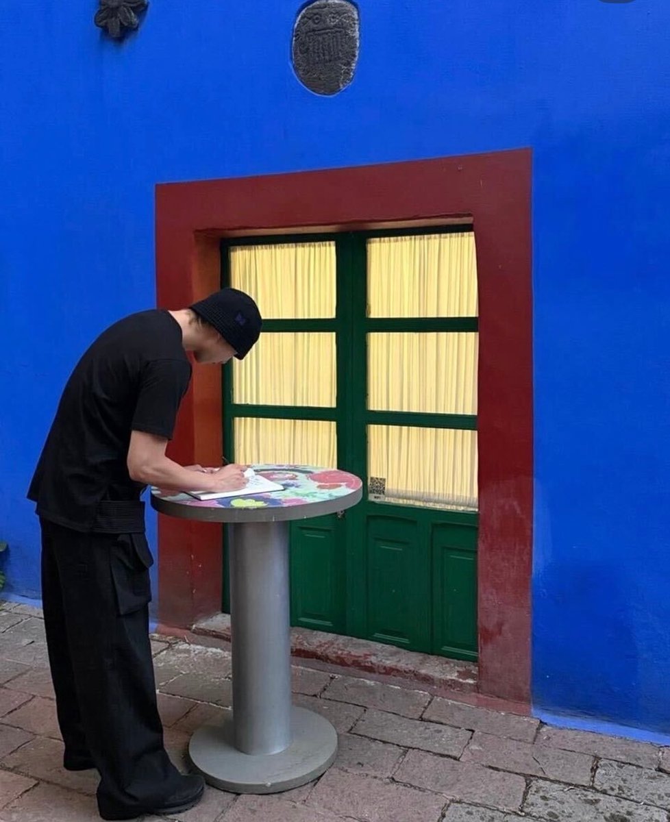 RMelody_2015's tweet photo. ナムの訪れた場所
#RMuseum_
📍 Frida Kahlo Museum
フリーダ・カーロ美術館
メキシコの画家 Frida Kahlo の生家兼住居を
そのまま公開している美術館
通称:ラ•カサ•アスール(青い家 / Casa Azul)
ナムジュンが残したゲストブックの
メッセージ +
©Museo Frida Kahlo
#방탄소년단알엠 https://t.co/Z9MriojBc5