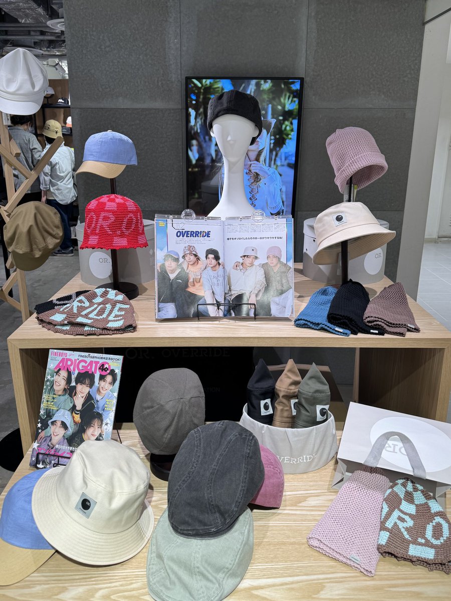 OVERRIDE_JP's tweet photo. 『FINEBOYS』×ルミネエスト新宿
スペシャルキャンペーン終了！

キャンペーンをきっかけに
オーバーライドを知ってくださった方🫶
店舗、WEBサイトでご覧いただいた方🫶

たくさんの出会いに
心から感謝いたします😌

オーバーライドはこれからも、
皆さまの毎日を彩る「相帽」を
届けていきます🧢👒✨

はじめましての方も、
これからもどうぞよろしくお願いします！

#ACEes
#OVERRIDE
#オーバーライド
#帽子 #相帽