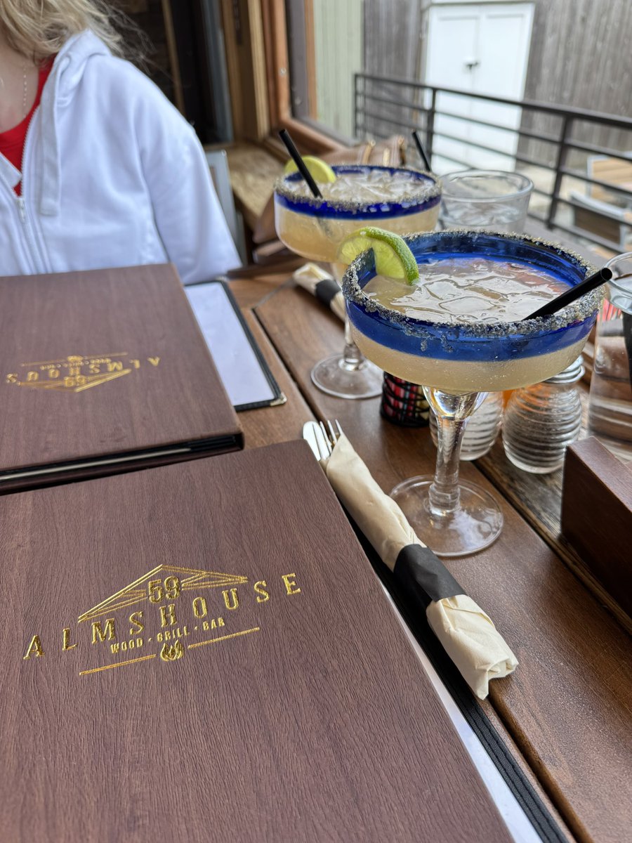 sjonas1225's tweet photo. Hello 👋 #offthewagonwednesday 
we've missed u #cheers 🍸 #ilym 🍋‍🟩 https://t.co/8ZW2RsFSbx