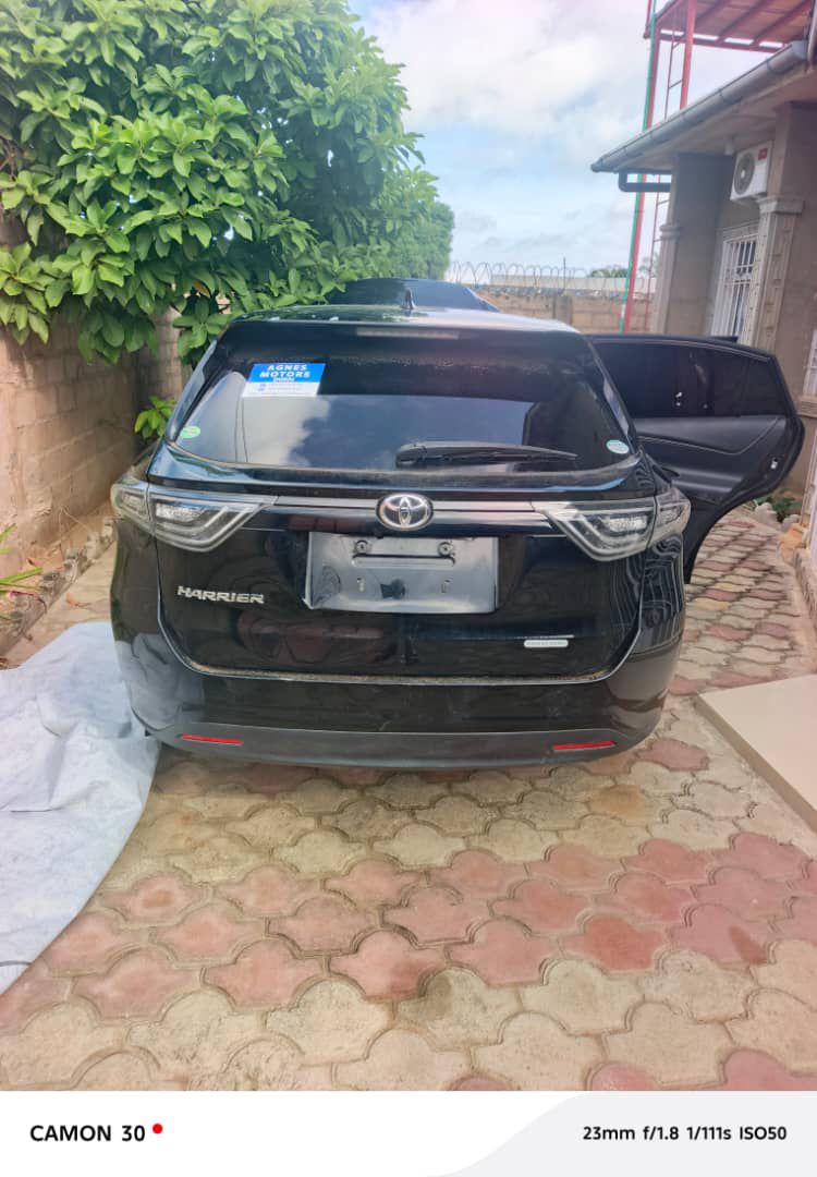 KS00243's tweet photo. TOYOTA HARRIER NOUVEAU À VENDRE 🚘 

🔘 Transmission automatique 
🔘 Moteur essence 
🔘 Climatisation impeccable 
🔘 Jantes chromées 
🔘 Caméra de recul 
🔘 Volant droit 
🔘 Toit panoramique 
🔘 Version full Option 

💵 Prix : 18 500$ à discuter 

☎️ +243819653871
📱+243971375343 https://t.co/uMb1vcvvtF