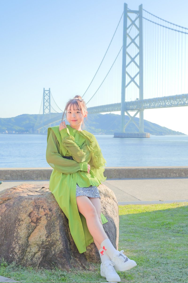 大きな石に腰掛けて、 もっちゃんが海を眺め ています🌊 爽やかな海風