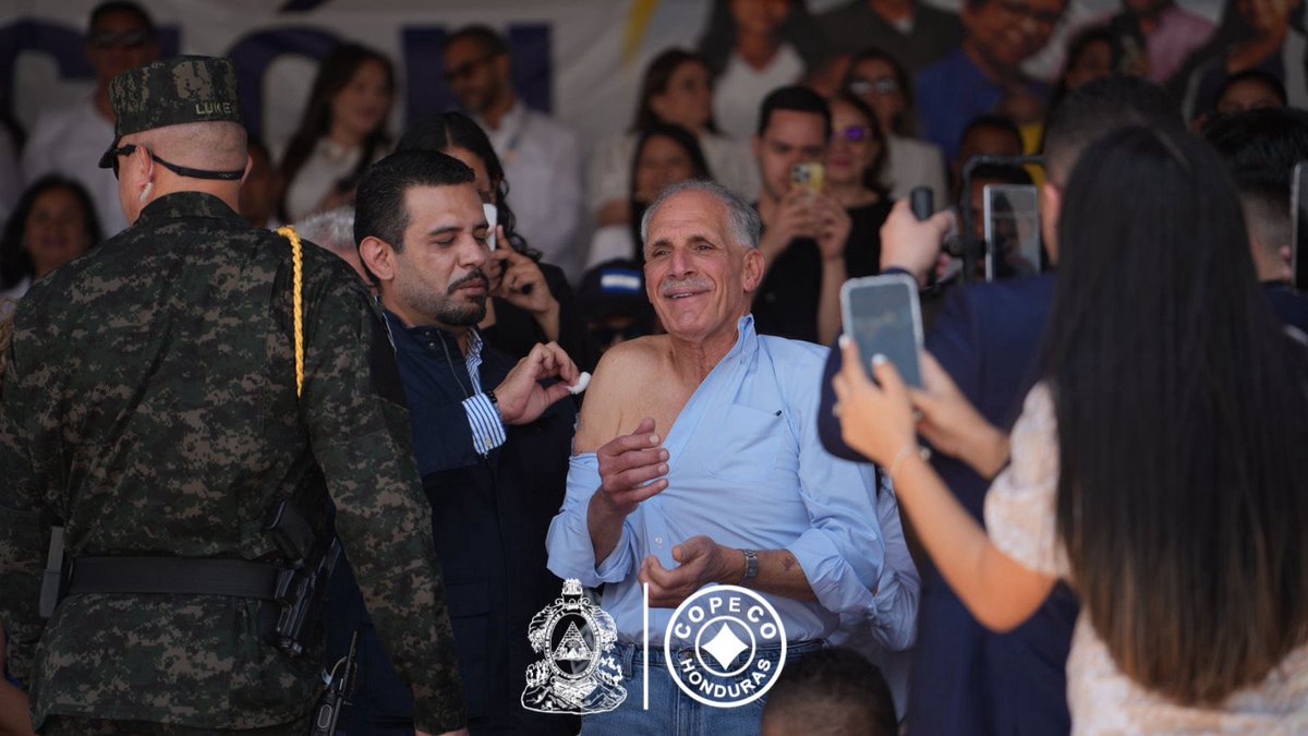 elcorpustv's tweet photo. El presidente Nasry Asfura da el ejemplo y se vacuna como una invitación a la población hondureña para acudir a los centros de salud más cercano a vacunarse.
#ELCORPUSTV
#ElCorpusTvNoticias https://t.co/hGZ3edIlsb