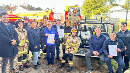 SenapredRios's tweet photo. Nuestro Director Regional, Daniel Epprecht, participó en la entrega de equipamiento valorizado en $16.032.575 a la 4ª Compañía de Bomberos de #Folilco, fortaleciendo de esta manera su capacidad operativa ante eventuales incendios forestales en la comuna de #LosLagos. https://t.co/IQGGZCt2HE