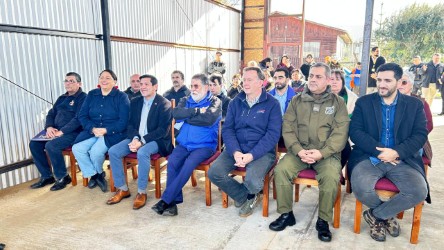 SenapredRios's tweet photo. Nuestro Director Regional, Daniel Epprecht, participó en la entrega de equipamiento valorizado en $16.032.575 a la 4ª Compañía de Bomberos de #Folilco, fortaleciendo de esta manera su capacidad operativa ante eventuales incendios forestales en la comuna de #LosLagos. https://t.co/IQGGZCt2HE