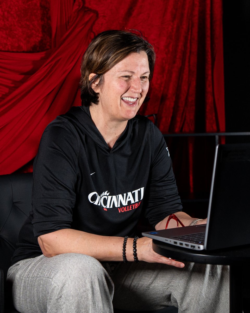 GoBearcatsVB's tweet photo. Talking Cincy with Coach 🎙️🔥

#Bearcats https://t.co/k5389AWZOo