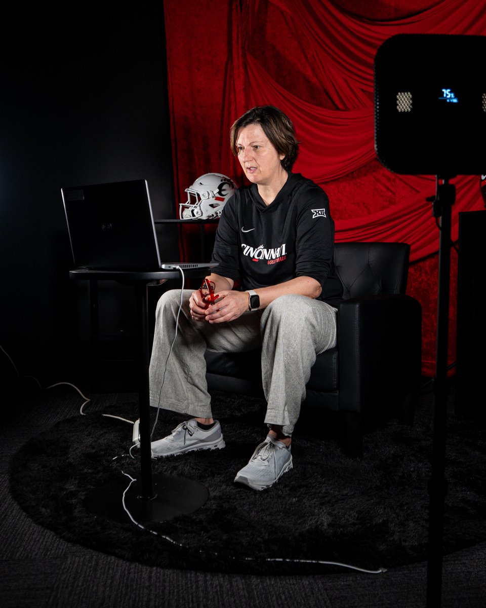 GoBearcatsVB's tweet photo. Talking Cincy with Coach 🎙️🔥

#Bearcats https://t.co/k5389AWZOo