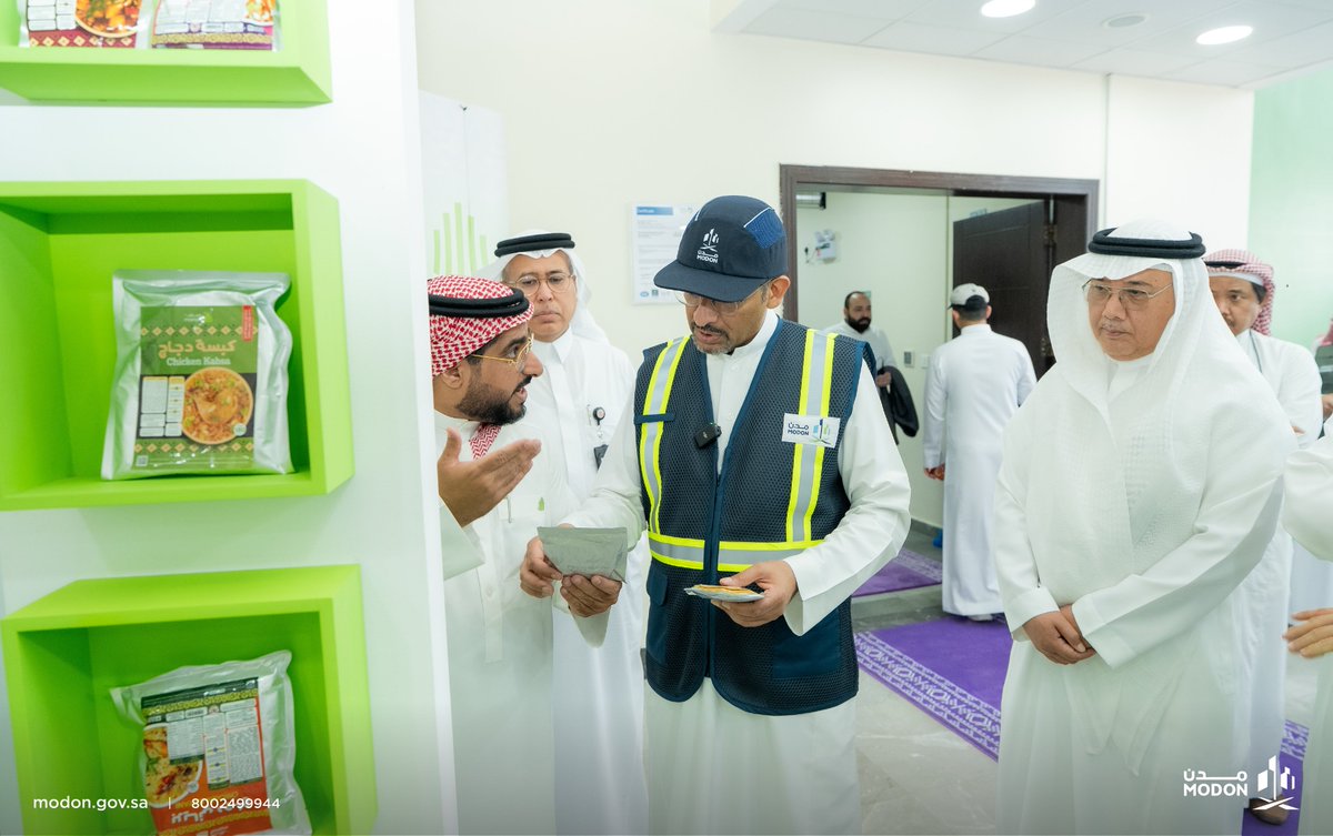 modon_ksa's tweet photo. وقف معالي وزير الصناعة والثروة المعدنية رئيس مجلس إدارة "مدن" @BAlkhorayef في المدينة الصناعية الثانية بمكة المكرمة على خطوط الإنتاج في مصنع مناف الغذاء الصناعية، بحضور سعادة الرئيس التنفيذي للهيئة @M_Alargoubi، والتي تتجاوز طاقتها الإنتاجية 20 مليون حبة، ضمن خطة الجاهزية لموسم حج 1447 هـ.