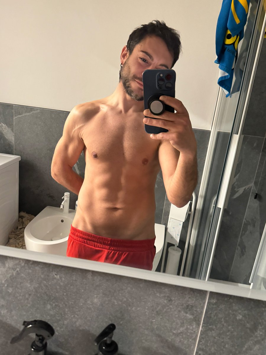 giusva's tweet photo. Nell’ultimo post scritto il 23/04, dopo 4-5 giorni a dieta, vedevo la pancetta alcool scesa, ma i cari vecchi fake ci han tenuto a dare commenti da plotone.

Ora è passato un mese. E sono arrivato a questo peso forma. E stica, mi sento meglio 🫠 https://t.co/nu1TWiHb5Z