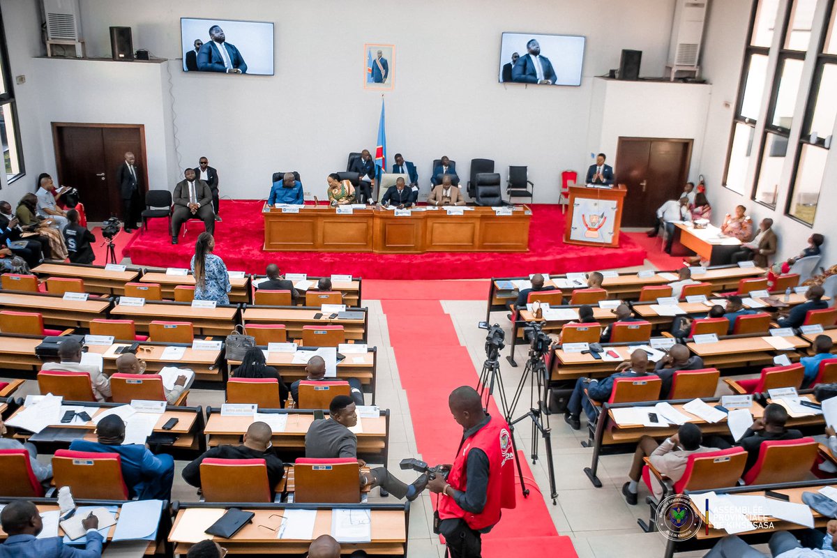 levimbuta's tweet photo. Ce mercredi 13 mai 2026, les députés provinciaux se sont réunis en séance plénière à l’Assemblée Provinciale de Kinshasa autour de plusieurs questions importantes liées à la gouvernance et au bien-être des Kinoises et des Kinois.

Les travaux ont notamment porté sur l’adoption des procès-verbaux des précédentes séances plénières, l’examen d’une question orale avec débat adressée au Ministre provincial des Infrastructures, Travaux publics, Urbanisme et Habitat, ainsi que sur l’examen du rapport de la Commission PAJ relatif à la proposition d’édit fixant des mesures incitatives en faveur des mutuelles de santé dans la ville de Kinshasa.

À travers cette plénière, notre institution réaffirme sa volonté de poursuivre pleinement son rôle de contrôle et de législation afin d’apporter des réponses concrètes aux attentes de la population, particulièrement dans les domaines des infrastructures et de l’accès aux soins de santé.

#Kinshasa #AssembléeProvinciale #Plénière #LeviMbuta #Santé #Gouvernance #RDC