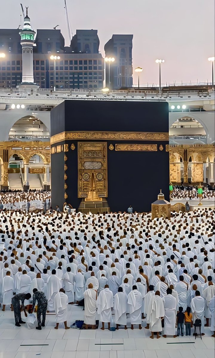 MAasiri71's tweet photo. _

        في طريقي إلى مكة

دار بيني وبين رجال الأمن في نقاط التفتيش حوارٌ قصير لكنه عميق الأثر. سألتهم:
كم مرة منحكم الله شرف خدمة حجاج بيت الله؟
فأجاب أحدهم: عشرون عامًا، وقال آخر: خمسة عشر عامًا.ونحن نعمل على خدمة ضيوف الرحمن .

تأملت تلك الإجابات، وقلت لهم:
لعل هذه السنوات المباركة تشهد لكم عند الله قبل أن يذكرها الناس. فخدمة ضيوف الرحمن ليست وظيفة عابرة، بل شرف عظيم وعبادة يمتد أثرها في الدنيا والآخرة.

ومن الجميل أن يعرف الأبناء هذه المعاني، وأن ينشؤوا وهم يشعرون بالفخر بآبائهم وأمهاتهم الذين ساهموا في خدمة الحجاج، طيلة هذه السنين أيًا كانت مواقعهم ومسؤولياتهم. فكل من يخفف مشقة، أو ينظم طريقًا، أو يقدم خدمة، أو يرسم ابتسامة لحاج، فهو شريك في هذا الشرف العظيم .

فالكم التوفيق 
محمد عبدالله عسيري