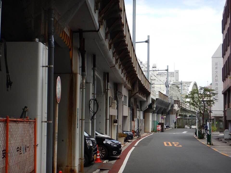 yu_speedbird's tweet photo. 万世橋の交通博物館の階段脇に、長い間飾られていた絵画がありました。画家の松宮左京が残した1935年の作品で、日本画の技法でガード下の風景を描いています。

場所柄、遠くに見える鉄橋は松住町の架道橋かと思っていましたが違った。現・柳橋桜南通りから見た総武線の隅田川橋梁（1932年竣工）でした。両国の駅前です。