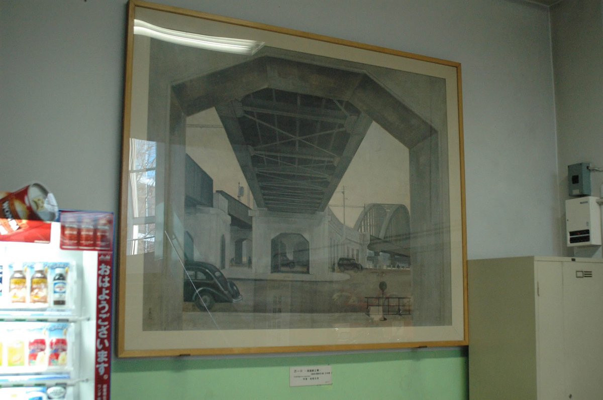 yu_speedbird's tweet photo. 万世橋の交通博物館の階段脇に、長い間飾られていた絵画がありました。画家の松宮左京が残した1935年の作品で、日本画の技法でガード下の風景を描いています。

場所柄、遠くに見える鉄橋は松住町の架道橋かと思っていましたが違った。現・柳橋桜南通りから見た総武線の隅田川橋梁（1932年竣工）でした。両国の駅前です。