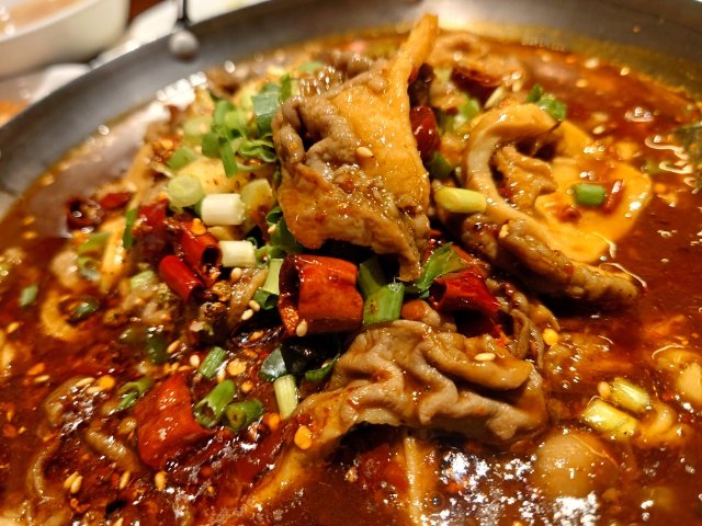ZakiUncle's tweet photo. 今日のランチは、四川中華の日替メニュー『ハチノスと野菜の辛ナントカ…』

ガチってほどの中華料理店ではなく、日本人客も多いですが、今日のメニューは容赦ない辛さだった。久々に脳天から滝汗💦。

ピリ辛好き程度には厳しい辛さ。
(唐辛子+粒胡椒)
でも旨味があるので食べられる。

旨かった💦 https://t.co/md8wmSE2Vv