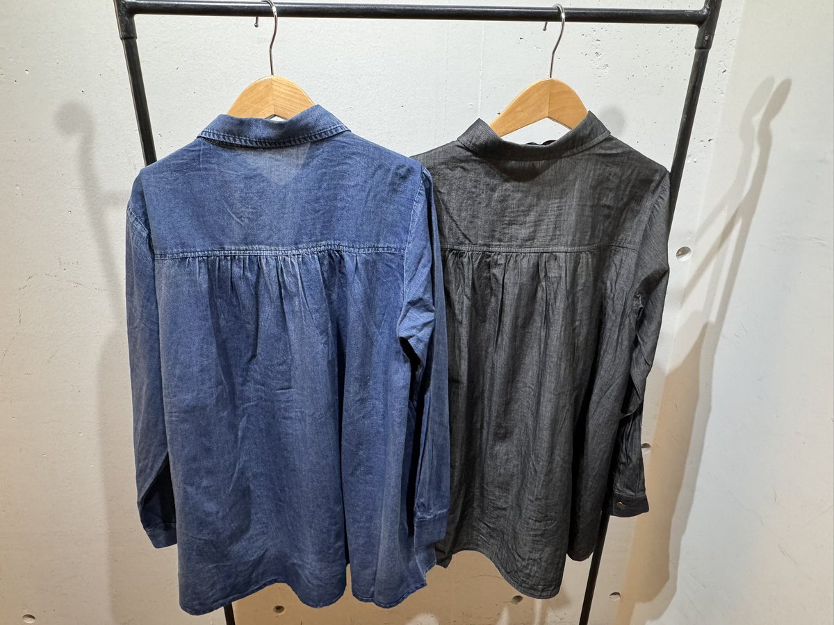 iS ScoLar】 蝶襟刺繍 スモッキングデニムシャツ ¥12,980(本体価格 
