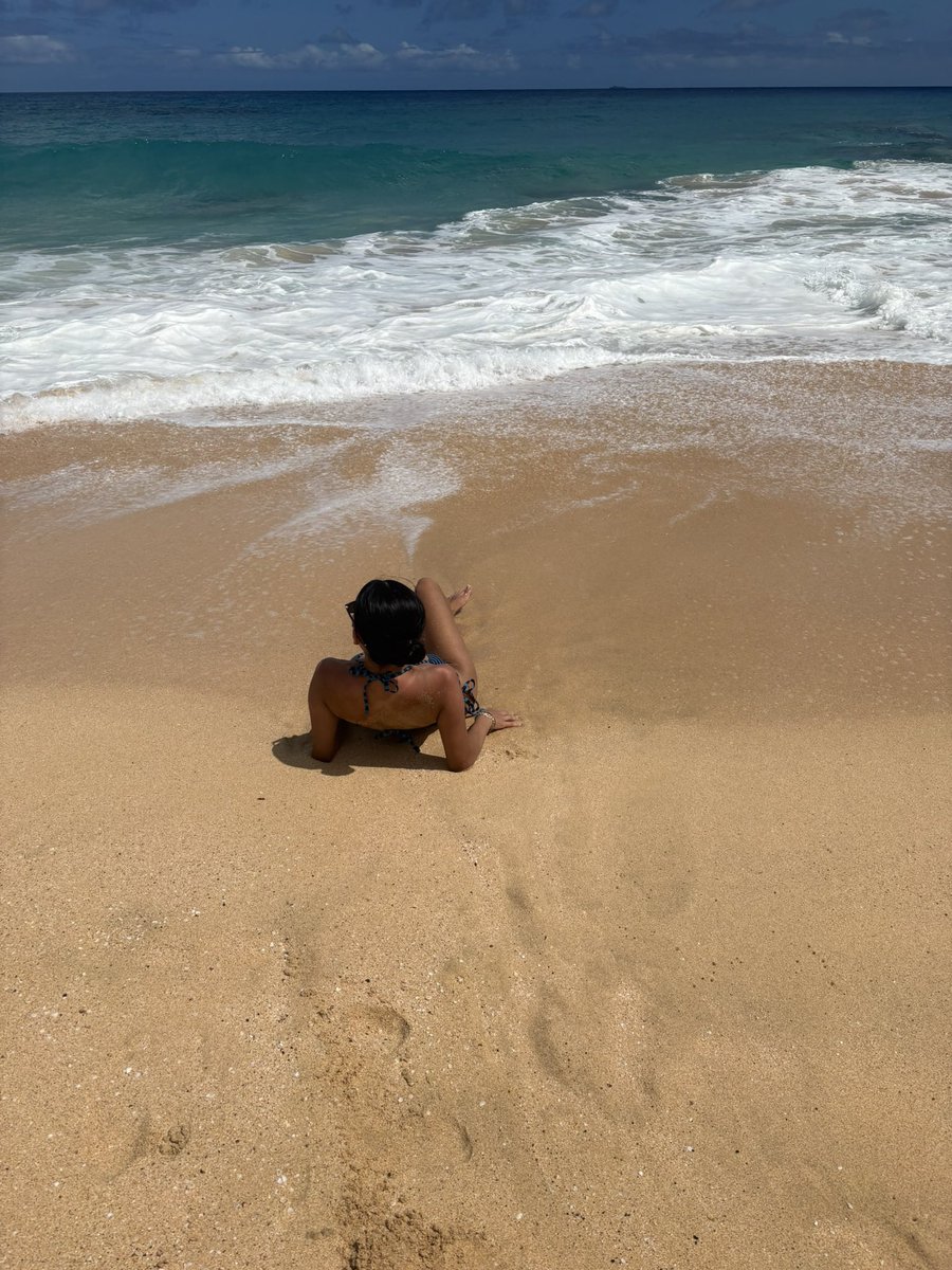 arnnvro's tweet photo. hawaii t amo https://t.co/d14Cf38roM