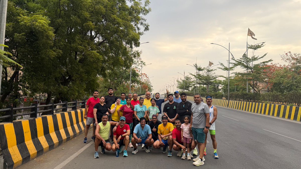 hrsanjaynegi's tweet photo. Stronger together! Fantastic morning session with the squad during our Bridge Run. Pushing limits and conquering inclines. #ManishPacerArmy #BridgeRun #MorningRun #RunningCommunity #IndoreRunners #FitnessMotivation #SquadGoals #PacerArmy #RunIndia #MorningMotivation ๐ #Indore https://t.co/ZAy4xeeNvx