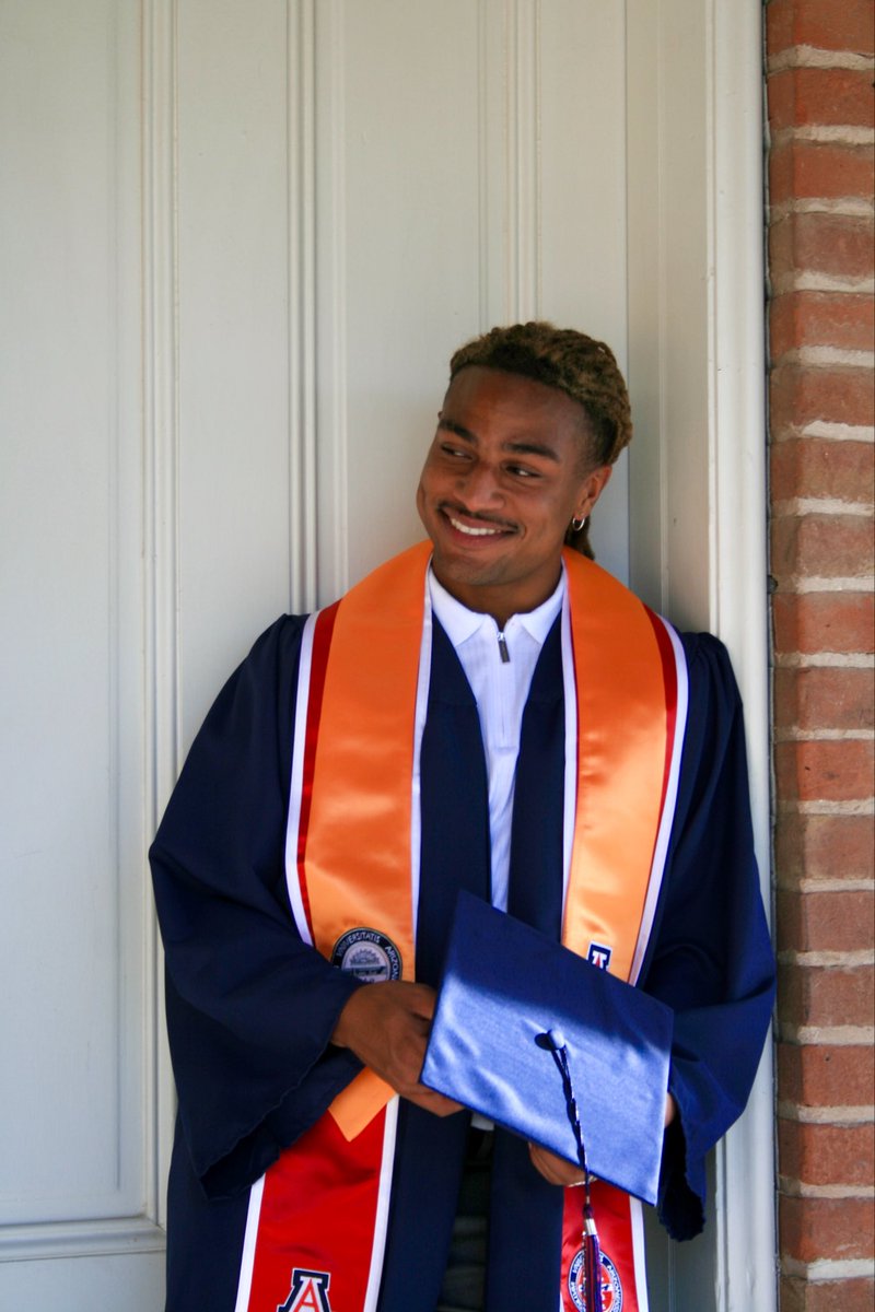 omgiluvnick's tweet photo. no bc i graduate tmrw 🎓🎊 https://t.co/QFNkPdcZyw
