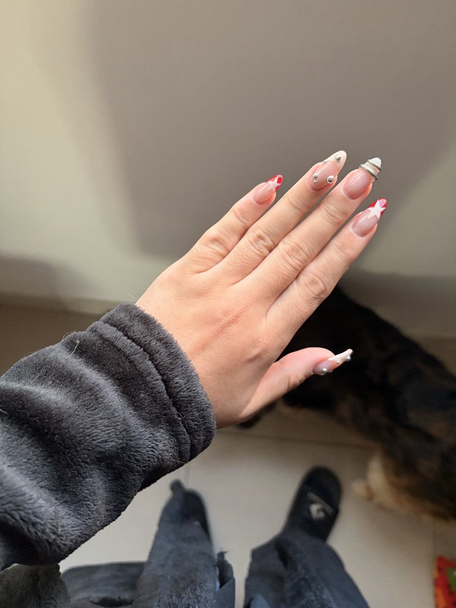 itsyiren's tweet photo. @Hellish_Lau Pois eu tbm não deixarei de fazer as unhas pra parecer rich nossa esse movimento clean girl é mt nhee https://t.co/cnu2n19eUU
