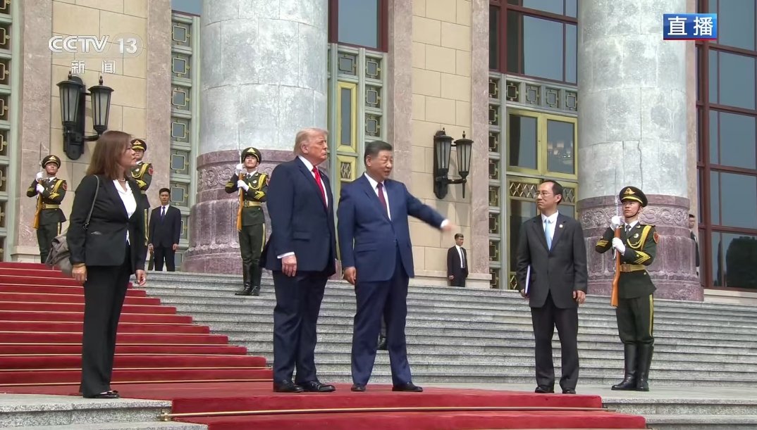 MirrorMeng's tweet photo. 国家主席习近平在北京人民大会堂东门外广场举行仪式，欢迎美国总统特朗普访华。
Chinese President #XiJinping held a welcome ceremony this morning at the East Gate Square of the Great Hall of the People in Beijing to welcome #US President #DonaldTrump on his visit to #China.
#TRUMP https://t.co/8xSE8xUdyr