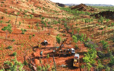 AustralLimited's tweet photo. Austral confirms #gold and #silver credits to copper at Snow Queen; 10m @ 7.52% Cu, 9.28 g/t Ag, 0.25 g/t Au, incl 4m @ 15.98% Cu, 16.22 g/t Ag, 0.48 g/t Au.

Read more: https://t.co/cI7UdQklS3

$AR1 #Copper https://t.co/D0FiQ3JB7U