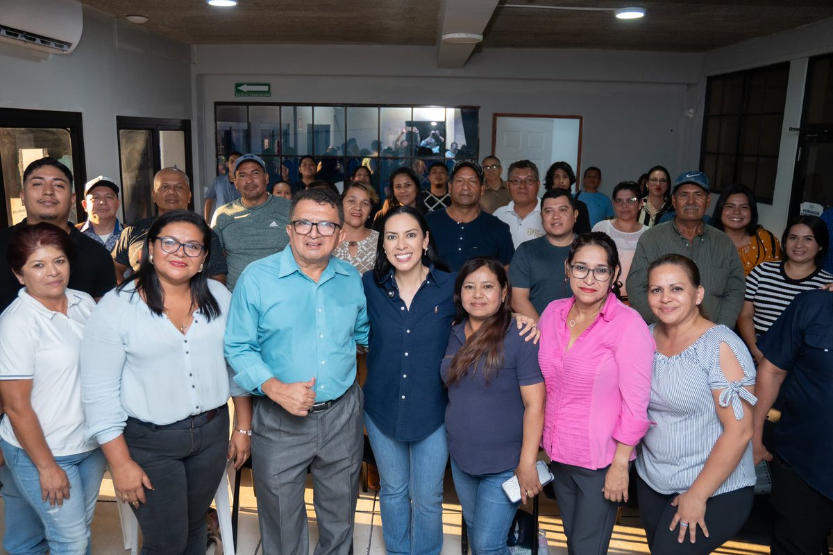 suecallejas's tweet photo. Este día tuvimos una jornada de trabajo junto a la Estructura Distrital de San Martín.

Compartimos un espacio para conversar, coordinarnos y seguir fortaleciendo el trabajo que realizamos en beneficio de las familias del municipio, siempre manteniendo la cercanía y el compromiso con nuestra gente.

Seguiremos trabajando bajo la visión de nuestro presidente @nayibbukele y dándole gobernabilidad para continuar con la transformación de nuestro país💙.