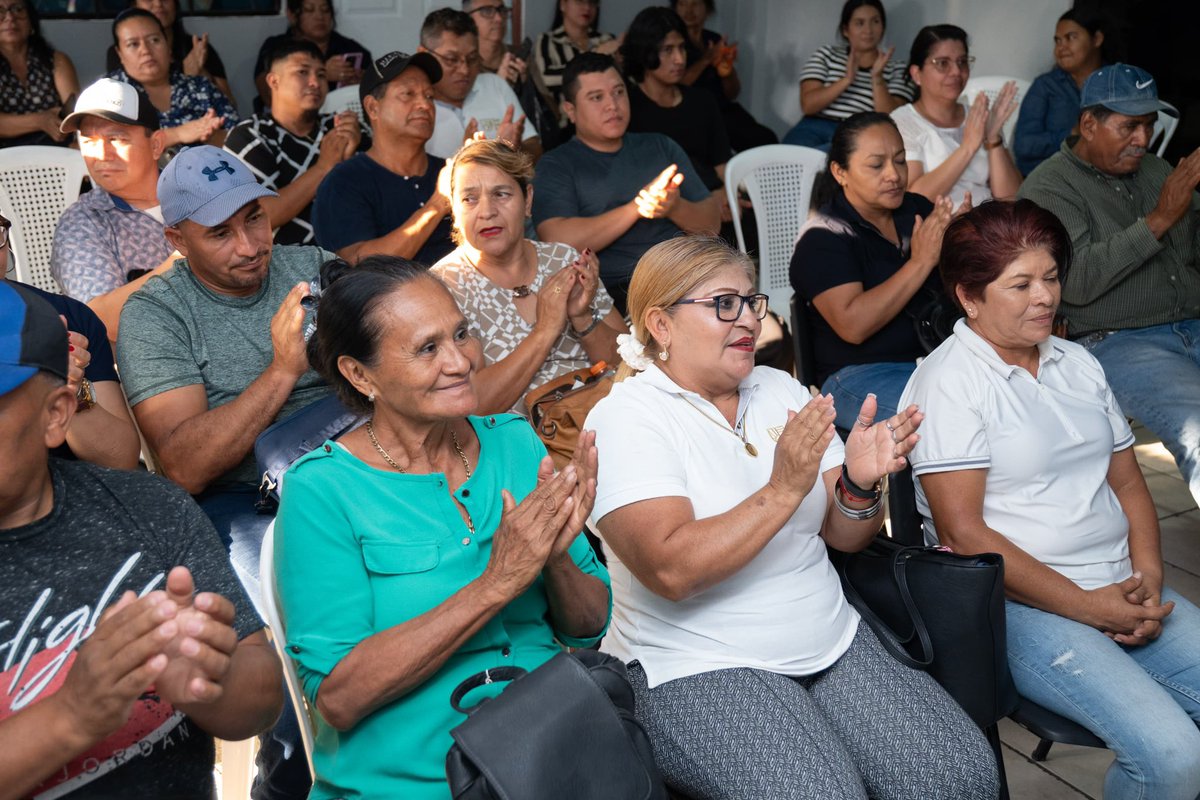 suecallejas's tweet photo. Este día tuvimos una jornada de trabajo junto a la Estructura Distrital de San Martín.

Compartimos un espacio para conversar, coordinarnos y seguir fortaleciendo el trabajo que realizamos en beneficio de las familias del municipio, siempre manteniendo la cercanía y el compromiso con nuestra gente.

Seguiremos trabajando bajo la visión de nuestro presidente @nayibbukele y dándole gobernabilidad para continuar con la transformación de nuestro país💙.