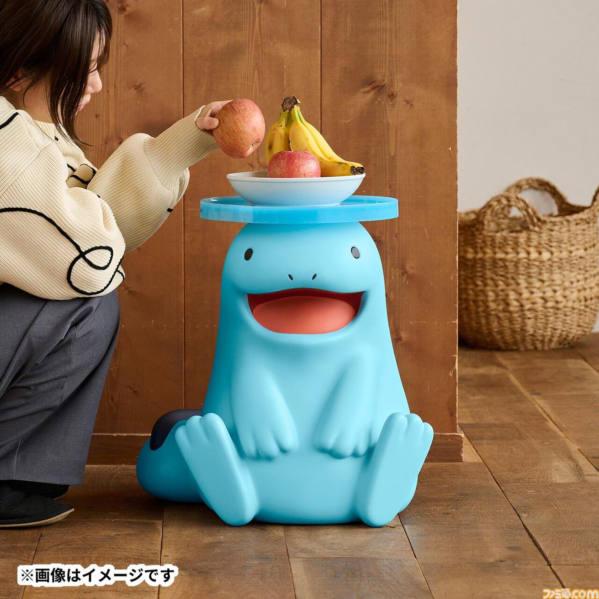 famitsu's tweet photo. 【かわいい】『ポケモン』ヌオーのミニテーブルの受注がスタート。40センチほどでソファサイドテーブルとしても使いやすいサイズ。価格は35200円
https://t.co/XTon2vEcE1

「のんびりとした　せいかくで　きままに　およいでは　いつも　ふなぞこに　あたまを　ぶつけている。」 https://t.co/4xqRlQ80Ly