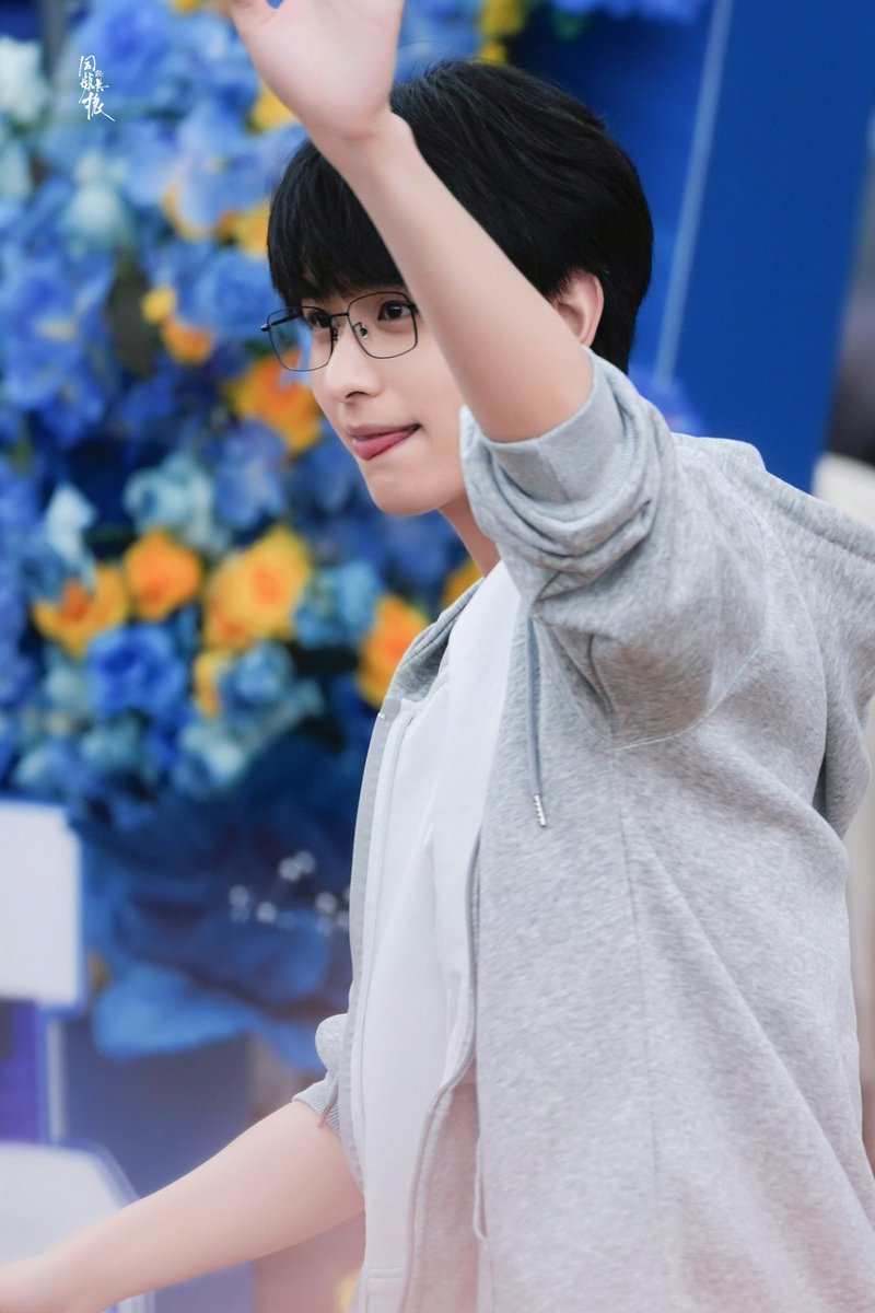 xiaoxinxuu's tweet photo. อู๋เร้กโมเอะขนาดนี้สมควรออกไปผจญภัยให้ตัวประหลาดตบตีเล่นหรอลูก

#บันทึกส่วนตัวของอู๋เสีย2 #吴邪私家笔记2 
#สวีเจิ้นเซวียน #XuZhenxuan https://t.co/Rl8yUiN0SR
