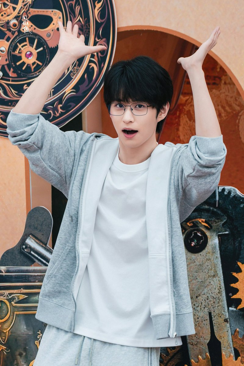xiaoxinxuu's tweet photo. อู๋เร้กโมเอะขนาดนี้สมควรออกไปผจญภัยให้ตัวประหลาดตบตีเล่นหรอลูก

#บันทึกส่วนตัวของอู๋เสีย2 #吴邪私家笔记2 
#สวีเจิ้นเซวียน #XuZhenxuan https://t.co/Rl8yUiN0SR