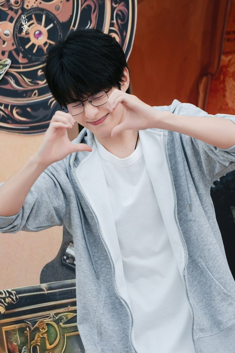 xiaoxinxuu's tweet photo. อู๋เร้กโมเอะขนาดนี้สมควรออกไปผจญภัยให้ตัวประหลาดตบตีเล่นหรอลูก

#บันทึกส่วนตัวของอู๋เสีย2 #吴邪私家笔记2 
#สวีเจิ้นเซวียน #XuZhenxuan https://t.co/Rl8yUiN0SR