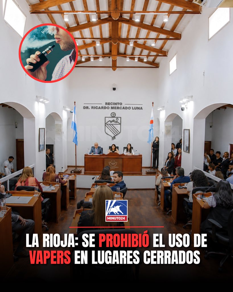 Minuto24ok's tweet photo. El Concejo Deliberante de La Rioja aprobó una ordenanza que prohíbe el uso de cigarrillos electrónicos o vapers en espacios cerrados de acceso público dentro de la Capital.

La medida alcanza a bares, restaurantes, oficinas públicas, escuelas, gimnasios, salas de espectáculos,  y transporte público, entre otros espacios.

Además, los locales deberán colocar carteles visibles y garantizar el cumplimiento de la prohibición.

Según se explicó durante el debate, la iniciativa busca prevenir riesgos para la salud y frenar el crecimiento del consumo, especialmente entre jóvenes.

#larioja