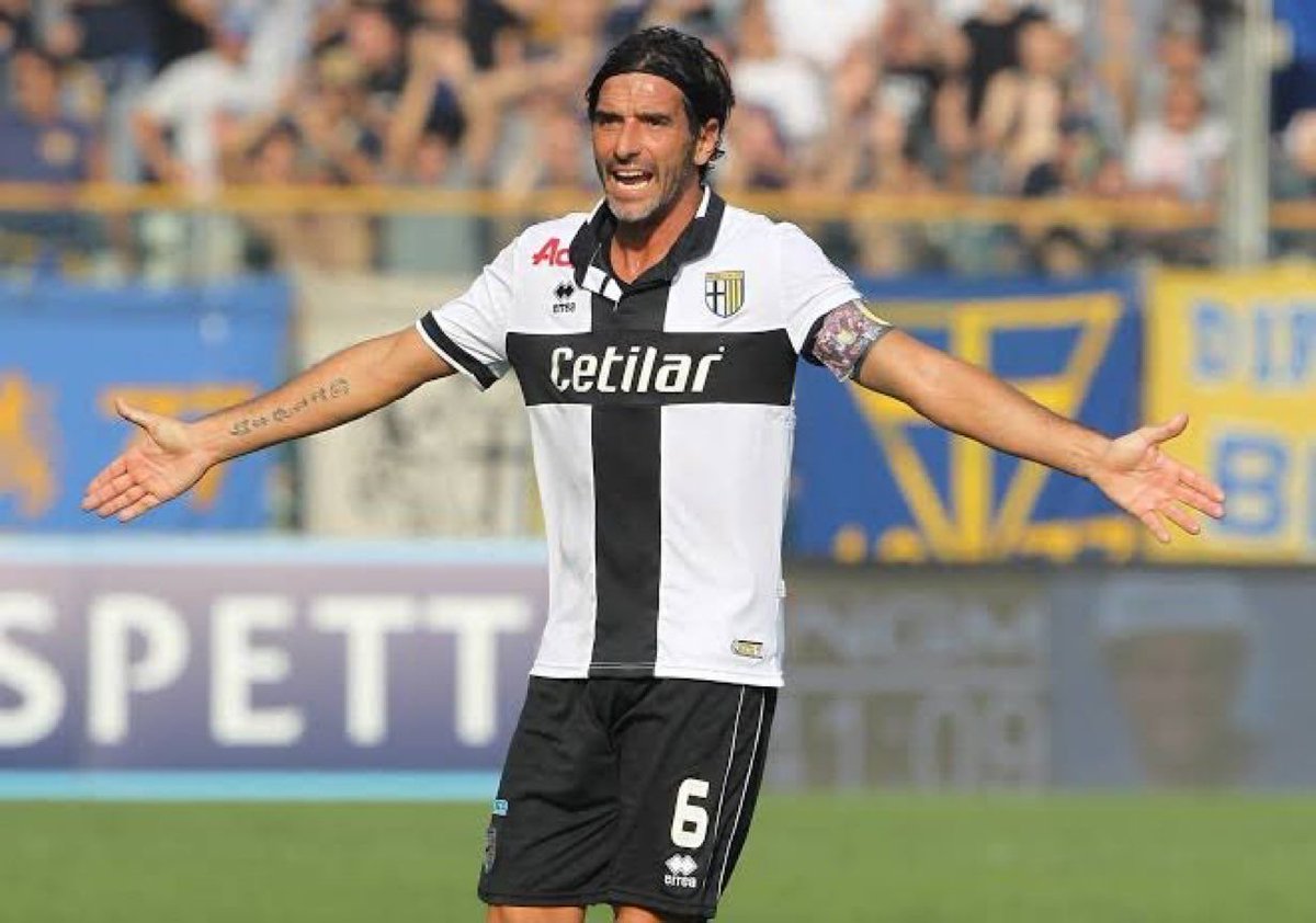efice_'s tweet photo. Em 2015, o Parma foi rebaixado para a Série D Italiana após a falência.

Todos os jogadores deixaram o clube, exceto o zagueiro Lucarelli, que prometeu ficar até que o time voltasse para a Série A.

Após 3 acessos consecutivas, Lucarelli se aposentou em 2018. 🤯 https://t.co/tpzXAFvjNq