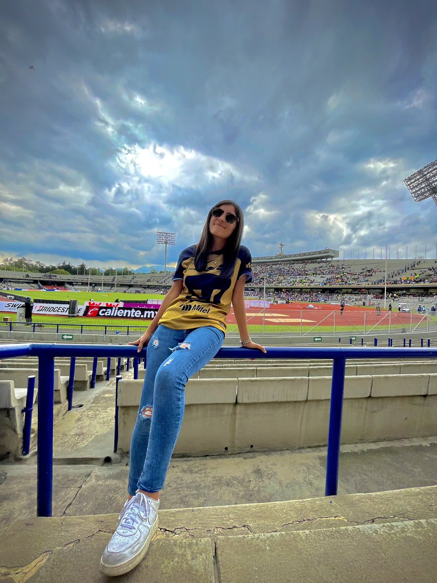 TheDianaAlonso's tweet photo. @PumasMX @CervezaTecate Una oldie pero goodie en CU 🙂‍↕️

Con mis maiks @ElPumachiMX @JonZuCa 

#TecatePorTi #CervezaOficial https://t.co/DH7aT7XcCk