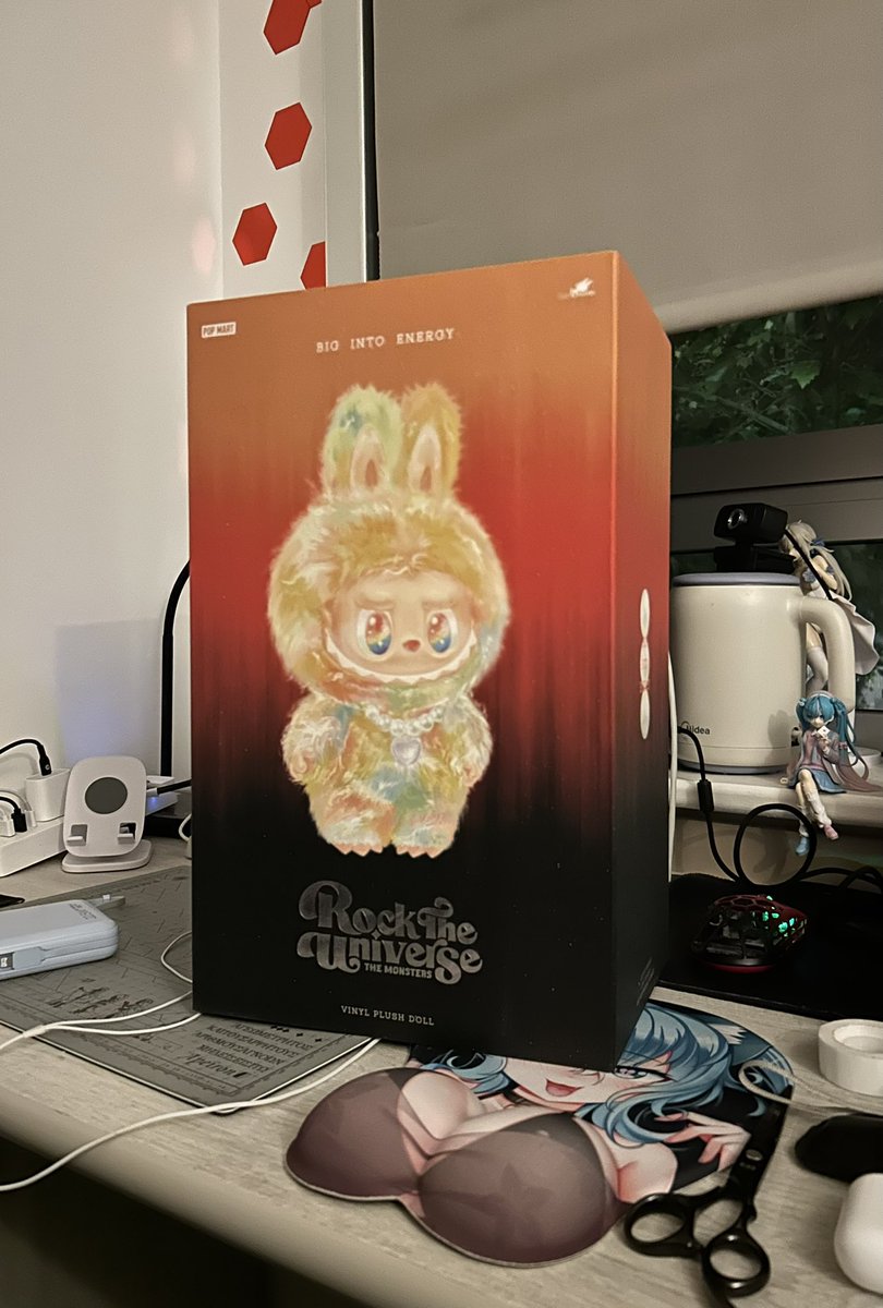 maxyle419's tweet photo. 没想到生日都快过了一个月了这两周还能陆续收到生日礼物 朋友们都对我好好
好大一只labubu 本来对这玩意儿没什么兴趣 但是这么大一只放手里还是挺可爱的 https://t.co/HDYV6iGHz3