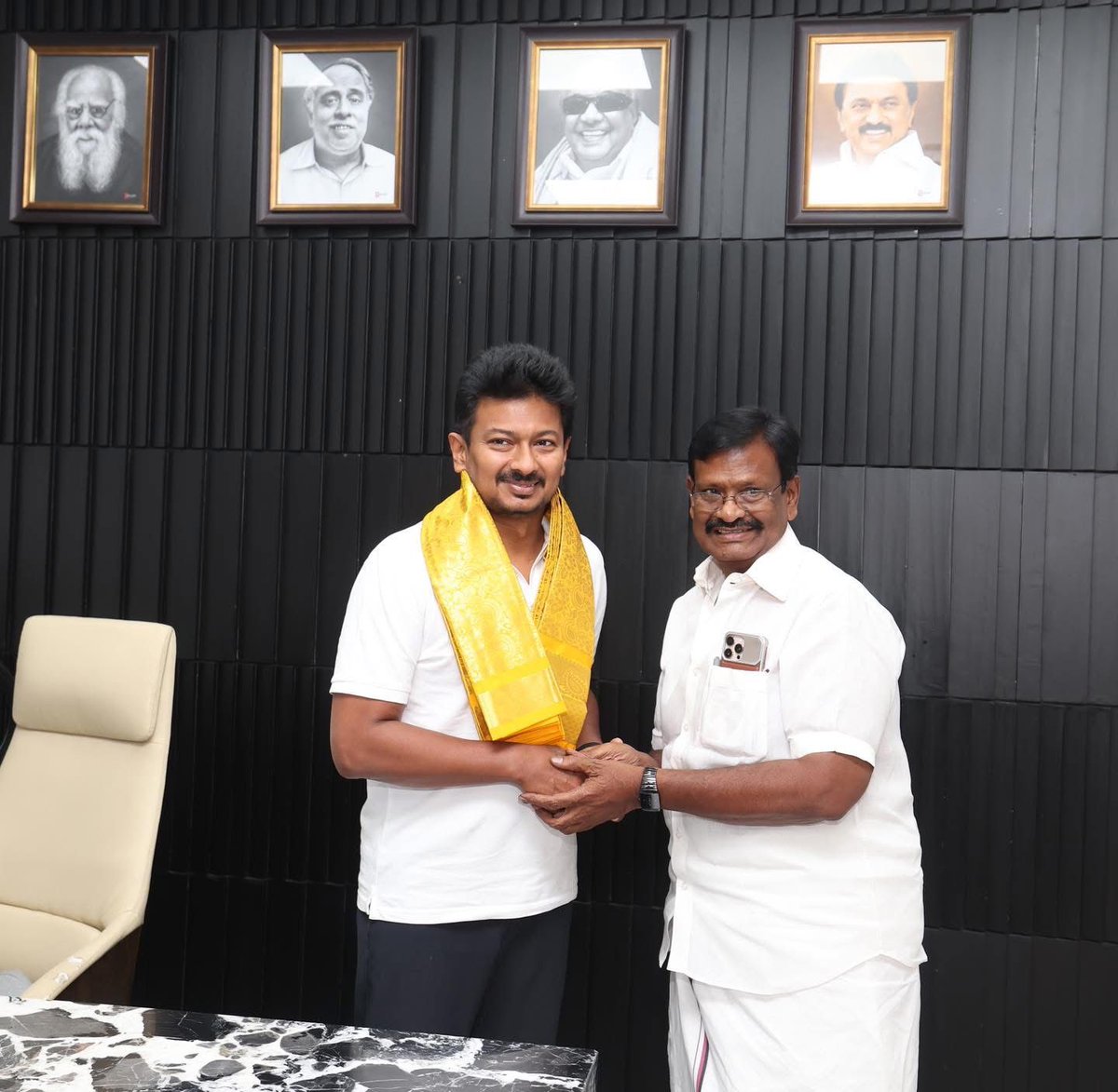 Avadi_Nasar's tweet photo. கழக இளைஞரணி செயலாளர், மாண்புமிகு எதிர்க்கட்சி தலைவர், சகோதரர் திரு உதயநிதி ஸ்டாலின் அவர்களை மரியாதை நிமித்தமாக சந்தித்தோம்! https://t.co/plJFbjy98B