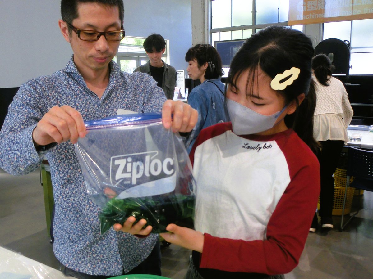 TCMIT_PR's tweet photo. 【週末 #ワークショップ】

4月11日(土)に、ワークショップ「くくる・染める・ほどく～藍染めで模様あそび～」を開催しました。
https://t.co/5uSO8efMiA

子どもたちは、ビー玉や輪ゴムのくくり方を工夫して、自分だけの模様を染め上げていました✨ https://t.co/wwaao9cpxA
