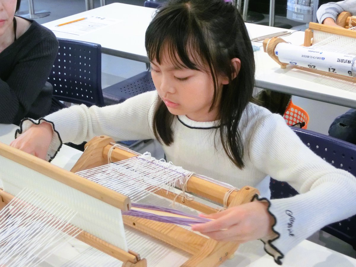 TCMIT_PR's tweet photo. 【週末 #ワークショップ 】

4月12日（日）に、ワークショップ「手織り布で移動ポケットを作ろう」を開催しました。
https://t.co/ghu26rGBUj

子どもたちは、織る糸や色を切り替えながら丁寧に織り進め、更にボタンなどで飾りつけ、可愛らしいポケットを作り上げていました🧶 https://t.co/fJQOr9VO51