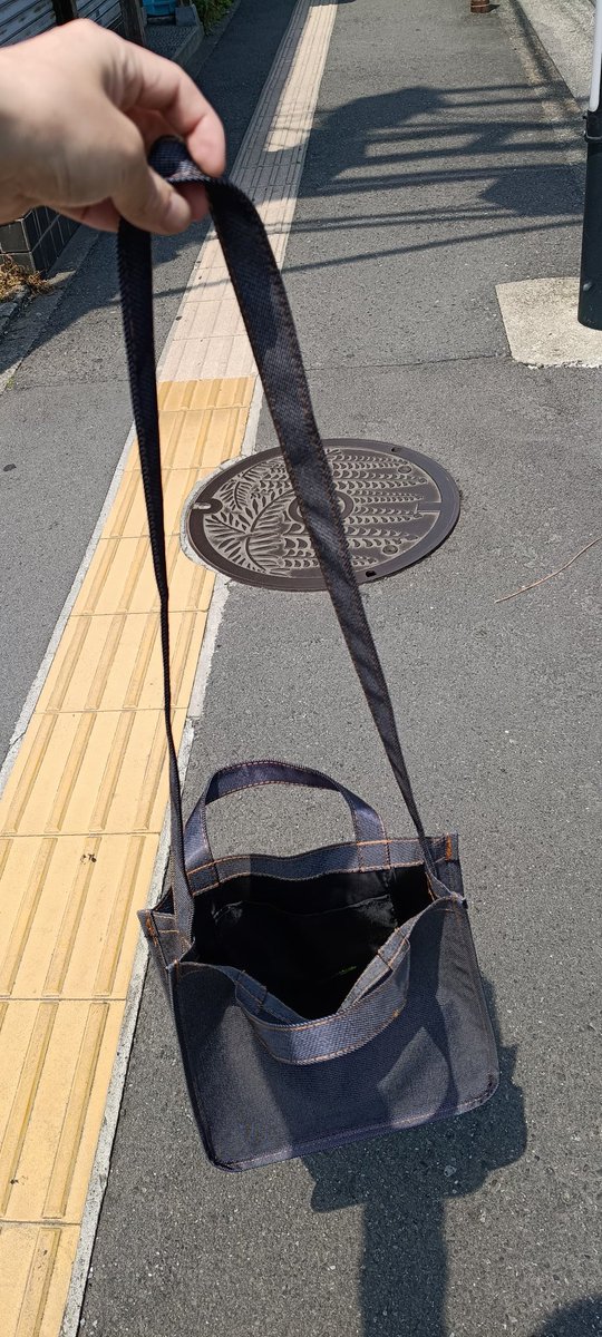hummisan's tweet photo. 良いの買った
なで肩な方でも安心
タスキ掛けが出来るバック
そこそこ良い感じ
iPad13インチも入ってスマート https://t.co/VpyJ9xvsLA