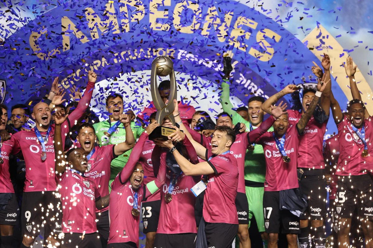 LaClaveTVEc's tweet photo. 🔴#ATENCIÓN | ¡Supercampeón de Ecuador!
@IDV_EC golea a Universidad Católica y se consagra como campeón de la Supercopa Ecuador 🇪🇨, con este campeonato, los rayados suman su octavo título en la historia.
#futbol
#Supercopa
#TeInformamos
#ecuador
#LaClave https://t.co/Vi1DdLJBX5