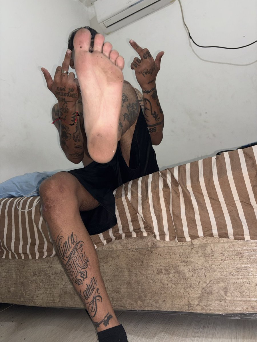 GODDYLAN777's tweet photo. Kiss my foot and suck it while I drain you sow! 🐷🦶🏻🔥

#Findom #cashmaster #latino #cashslave #paypig https://t.co/rpx8K4vA02