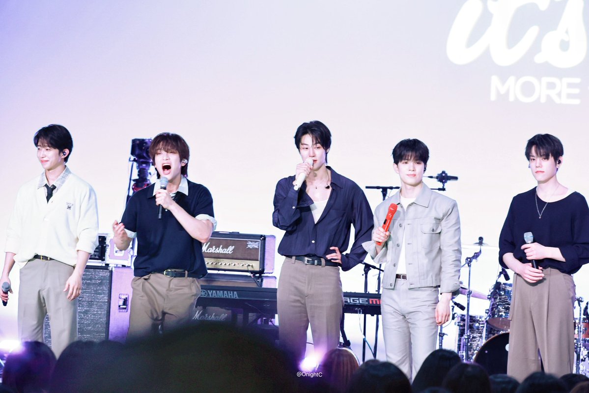 양념치키 tweet media