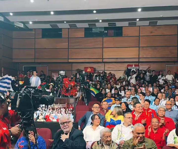 TupamaroMRT_'s tweet photo. ¡Lealtad inquebrantable y Absoluta! 🚩🏴

 Nuestra militancia TUPAMARO dice presente en el programa con el mazo dando junto al Capitán Diosdado cabello.
Reafirmamos la unidad revolucionaria y el compromiso con el legado del Comandante Hugo Chávez. En tiempos de resistencia, ¡seguimos firmes en la lucha junto al pueblo! 

¡Venceremos! 👉✌️

#VenezuelaTodaUnida 
#TupamaroAntiimperislista

@WBenavides_MRT 
@LanzRaiza 
@NicolasMaduro 
@delcyrodriguezv 
@dcabellor 
@ConElMazoDando