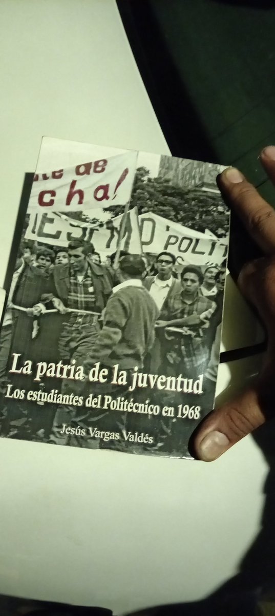 Hecthor8's tweet photo. #TelegrafíaSinHilos @elotroduarte 
Saludos desde Toluca aquí terminando de arreglar mi carro.
A mí me gustan los libros físicos y esté estoy leyendo "LA PATRIA DE LA JUVENTUD"Los estudiantes del Politécnico de 1968. https://t.co/xX6AxVKhcq